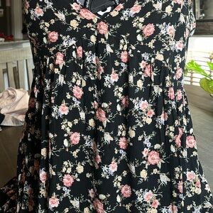 Zenobia Shows 3x on tag but it fits like a 1X. who knows if it is mistake.